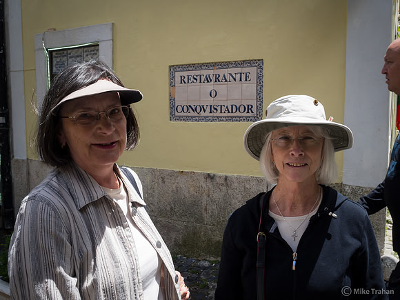 Kathleen and Pris heading into Castelo de San Jorge