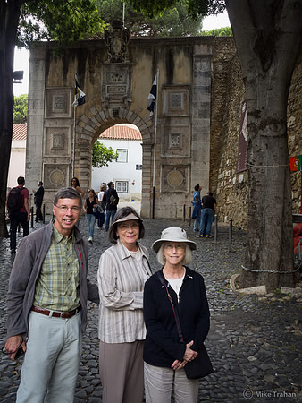 Larry, Pris, and Kathleen going into Castelo de San Jorge